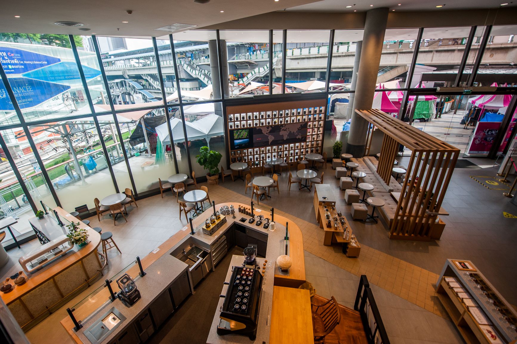 コーヒー　UCC 赤いBLACK、解禁。『BLACK無糖』ブランドから、こだわりの焙煎