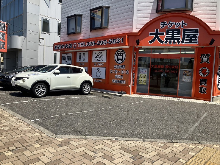 店舗前に駐車場がございます。