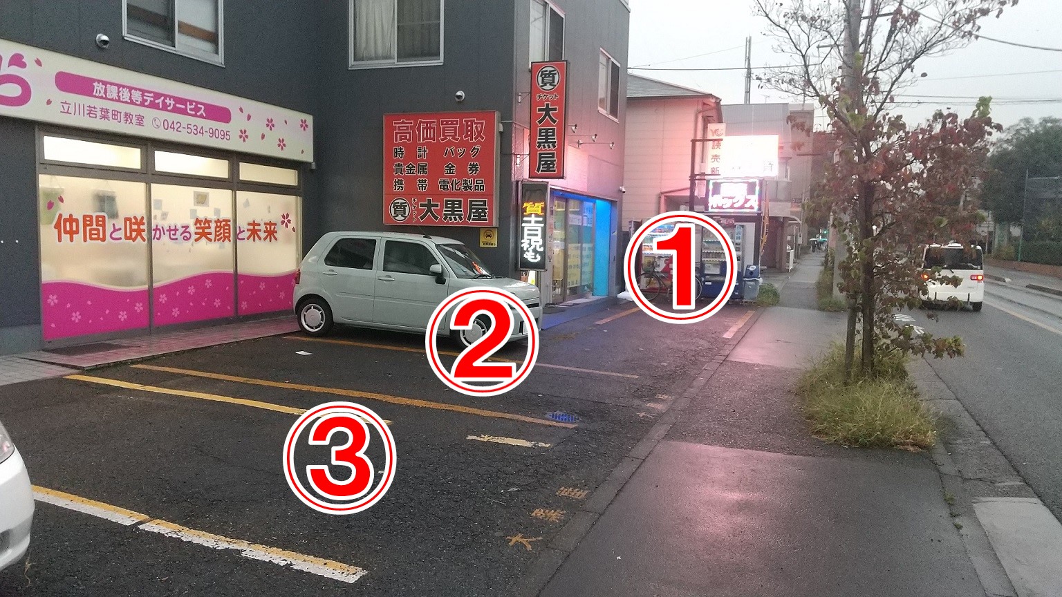 店舗前にお客様専用駐車場が3台分ございます。